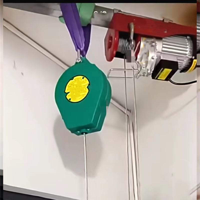 防坠器搭配微型电动葫芦进行吊装作业