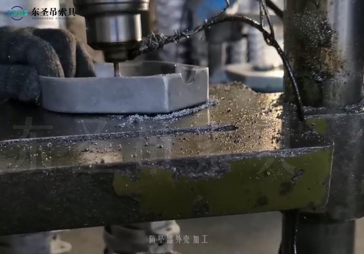 需要根据作业环境来选择合适的防坠装置
